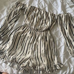 patterned summer romper🤍🖤